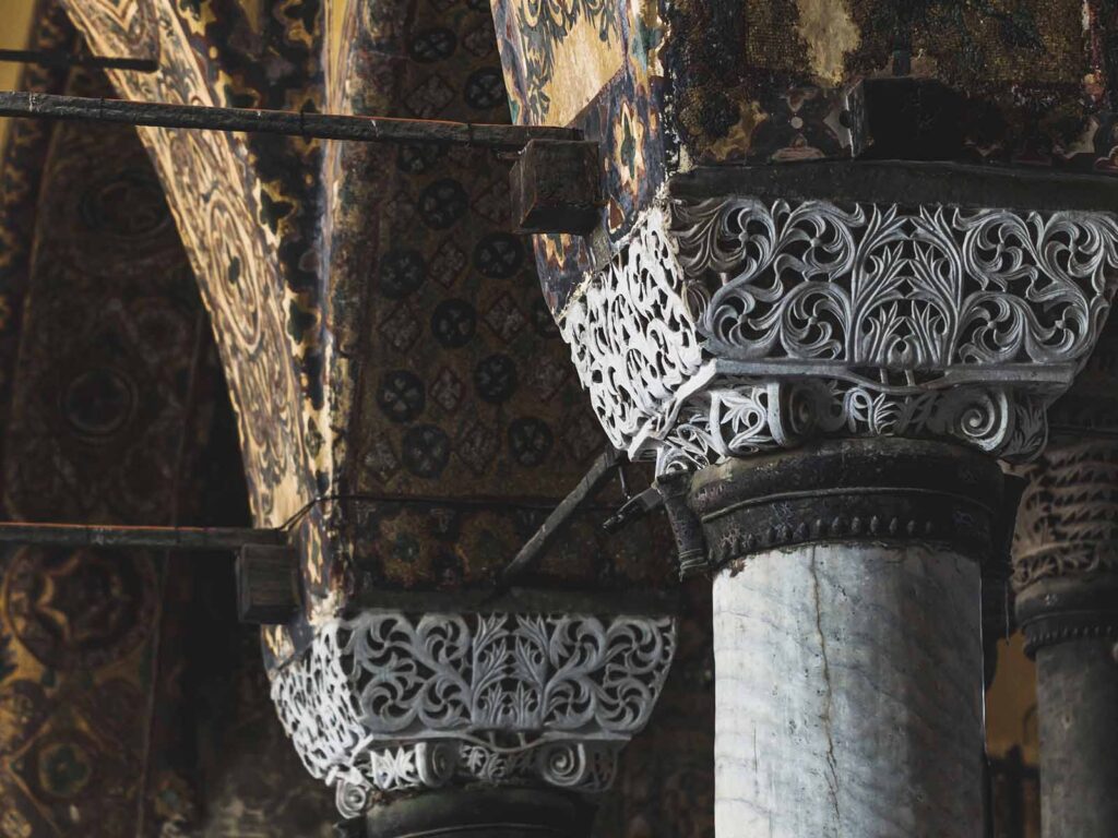 Eine detaillierte Nahaufnahme des kunstvoll verzierten Marmorbodens der Hagia Sophia